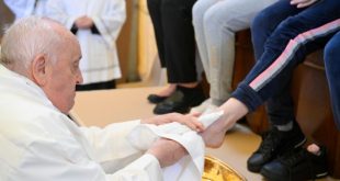 Papa lava os pés de 12 detentas de prisão feminina de Roma